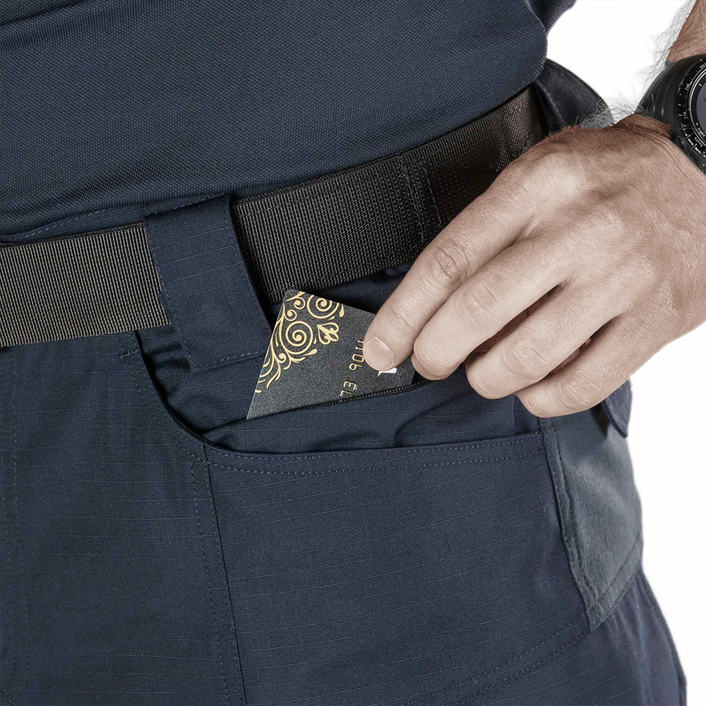 Discreet utility pocket on tactical pants